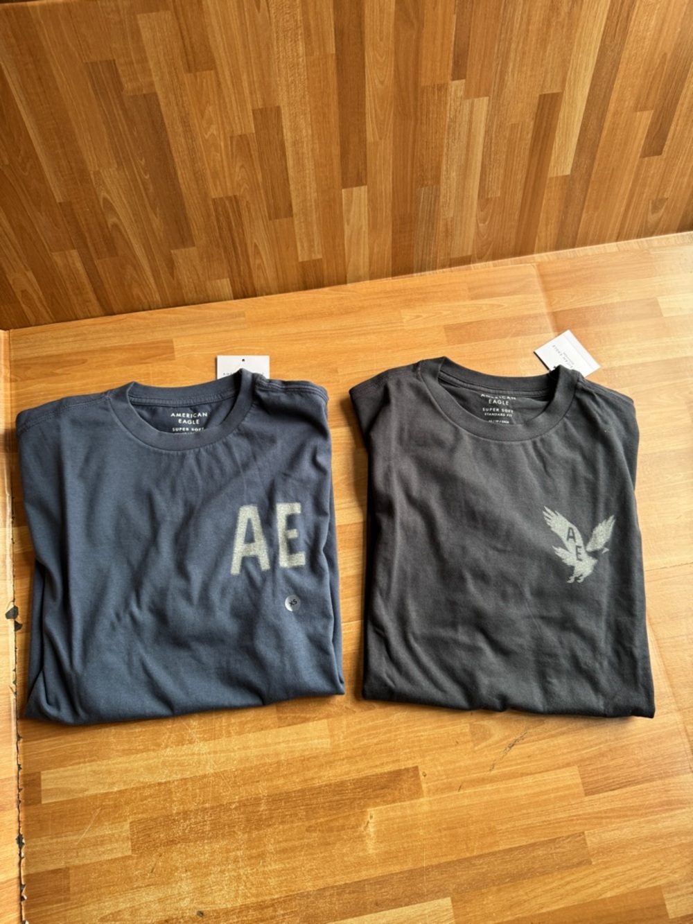 American eagle T-shirt bundle size XS nwt